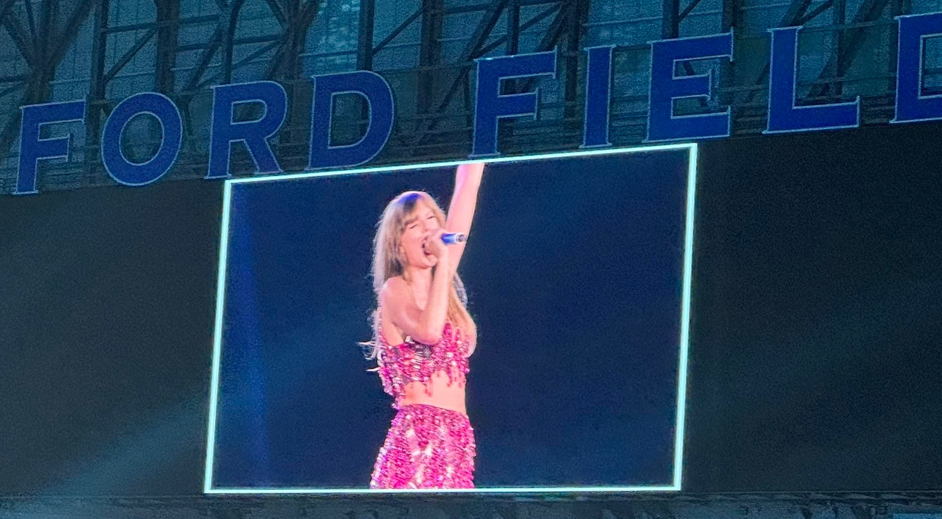 Taylor Swift singing at Ford Field